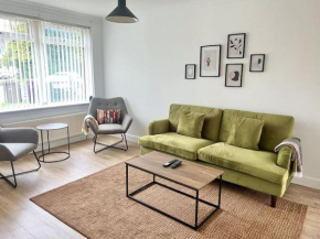 Ideal 3 Bed Home In Glasgow City With Free Parking